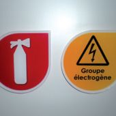 pictogrammes réalisés en plexiglass, décor recto transcript adhésif